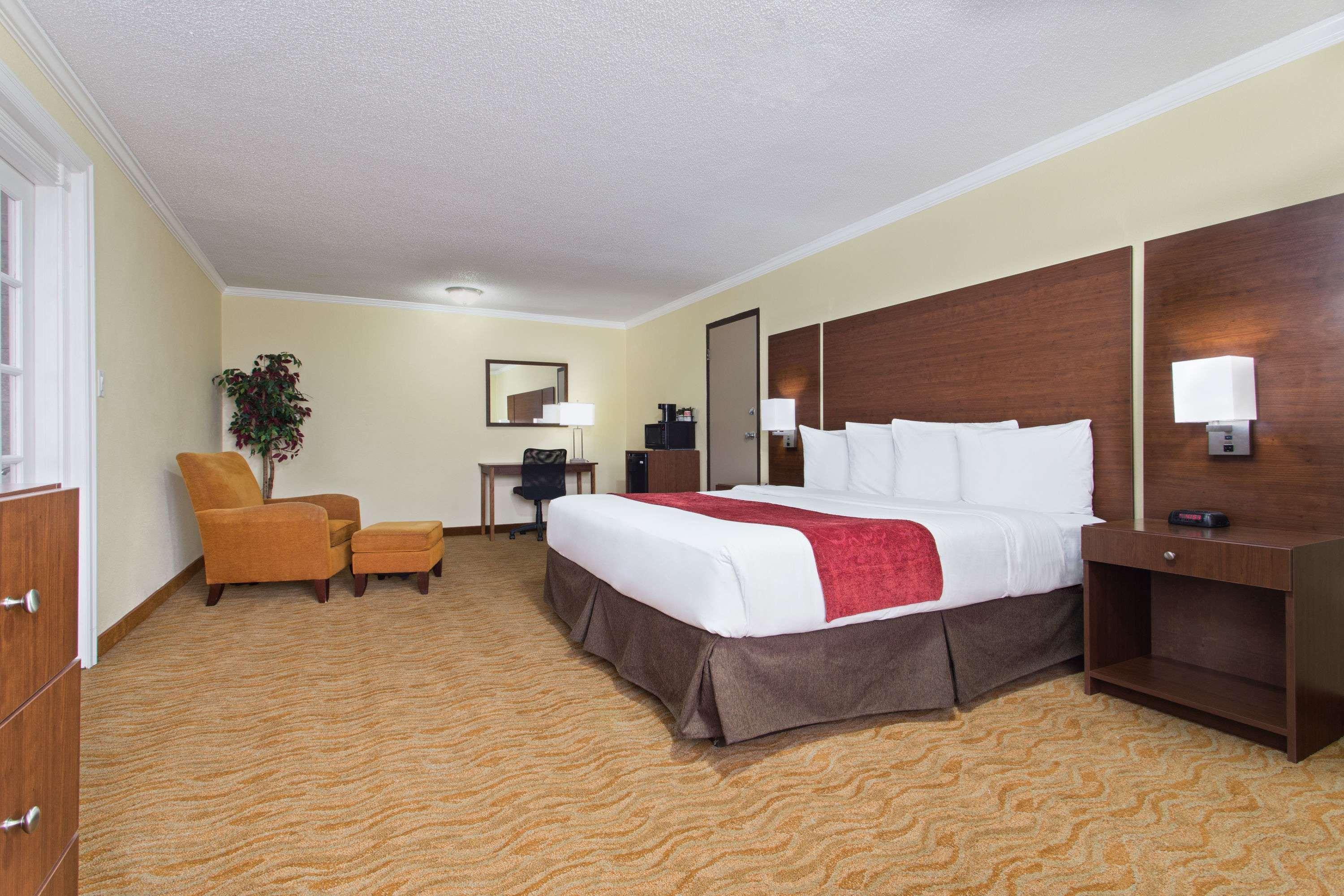 Ramada By Wyndham Tampa Westshore Airport South Exterior foto